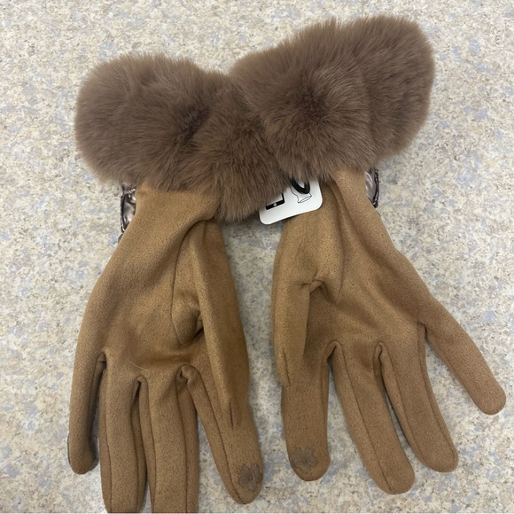 UGG NWT Brown/gold fur metallic puffy tech gloves - Picture 5 of 8